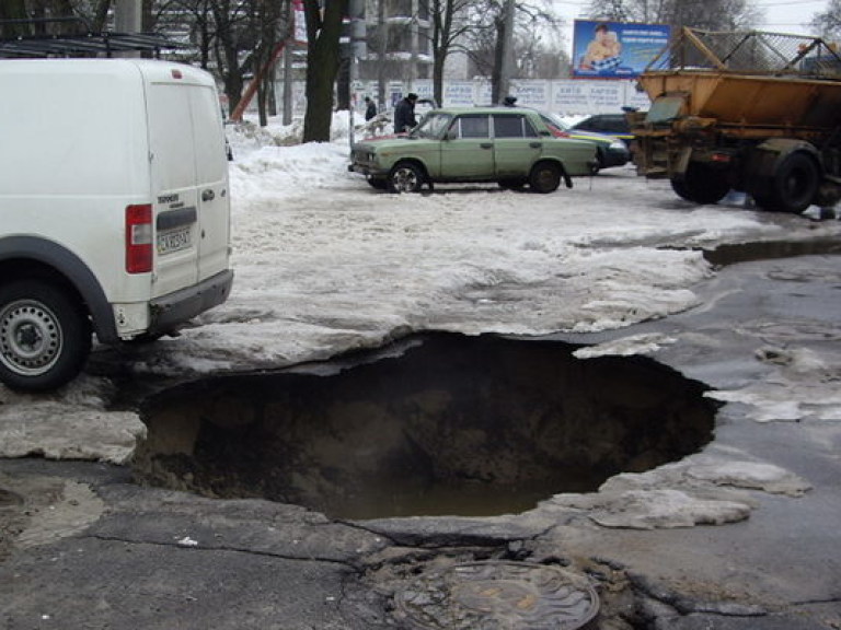 В Киеве машина «ушла» под землю из-за прорыва водопровода