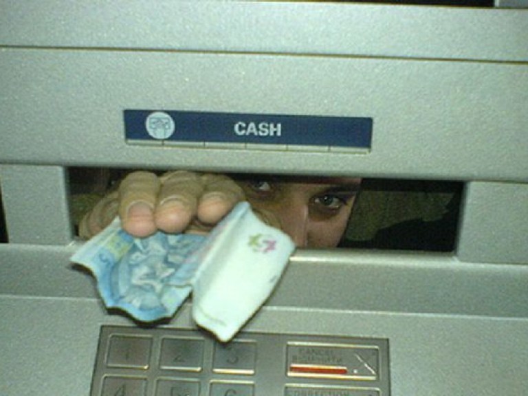 «Ощадбанк» напичкал свои банкоматы 400 функциями