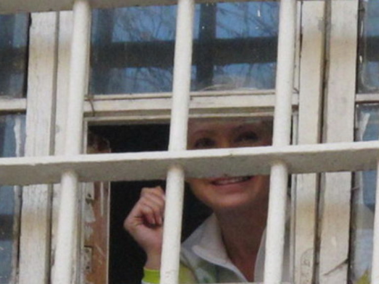 Тюремщики уверяют, что мужчины за Тимошенко вовсе не подглядывают