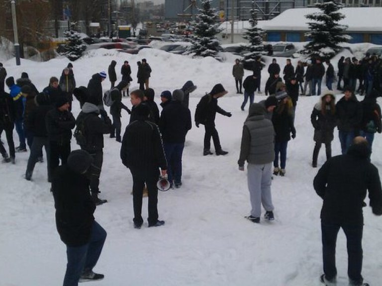 Под Апелляционным судом, где сегодня будут судить Павличенко, собралось до тысячи фанатов