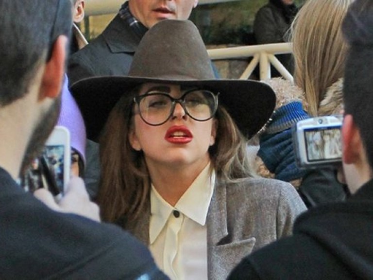 Леди Гага пришла на встречу с поклонниками в шляпе, но без штанов (ФОТО)