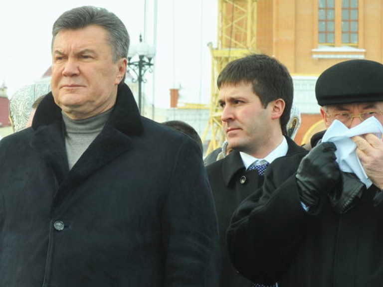 Янукович с министрами окунаться в Днепре сегодня не захотел