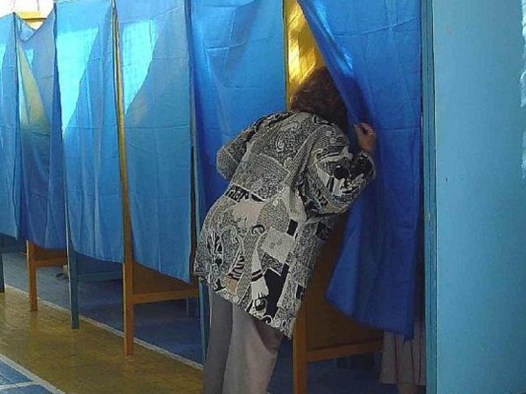 Перевыборы в спорных округах затягиваются из-за победы оппозиции – эксперт