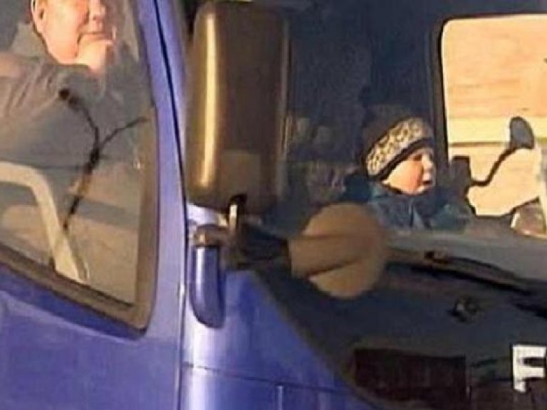 6-летний малыш водит грузовик как взрослый (ВИДЕО)
