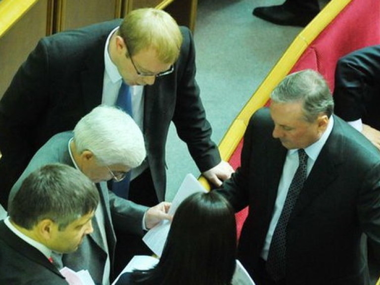 Регионал обвиняет оппозицию в «торможении» созыва внеочередного заседания ВР