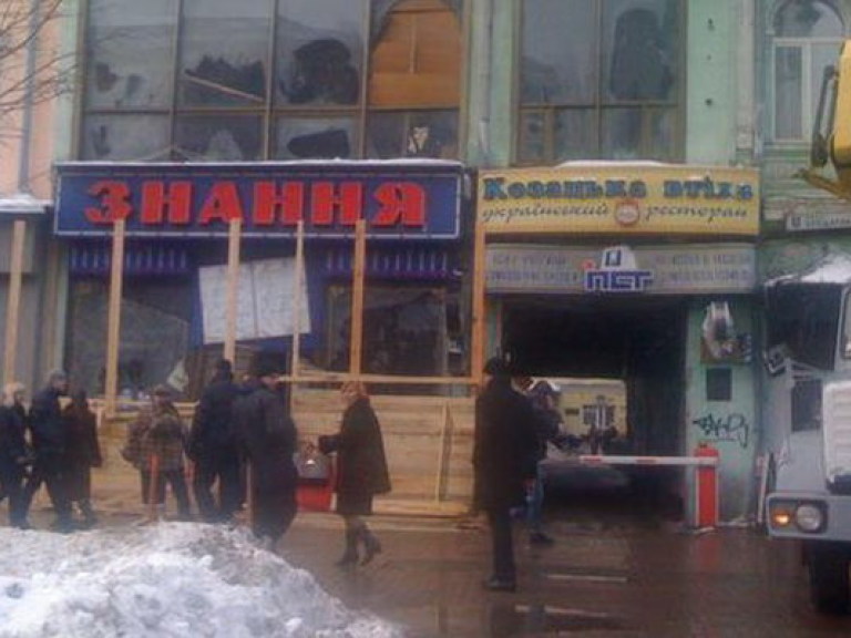 Азарова призвали спасти книжный магазин «Знання»