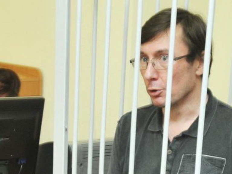 Защитники Луценко заявляют, что ему не дают встречаться с адвокатами и звонить