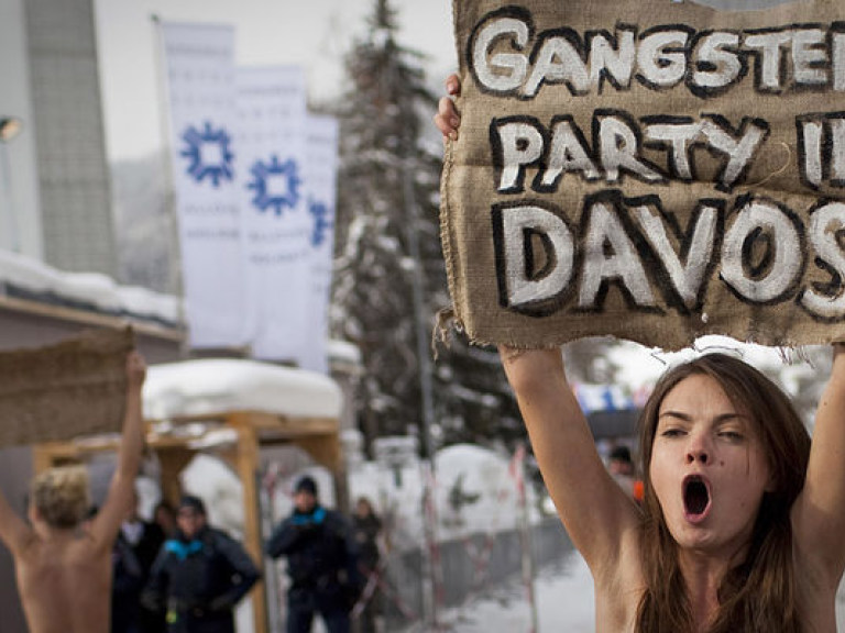 В Давос приехали не только экономисты, но и FEMEN (ВИДЕО)