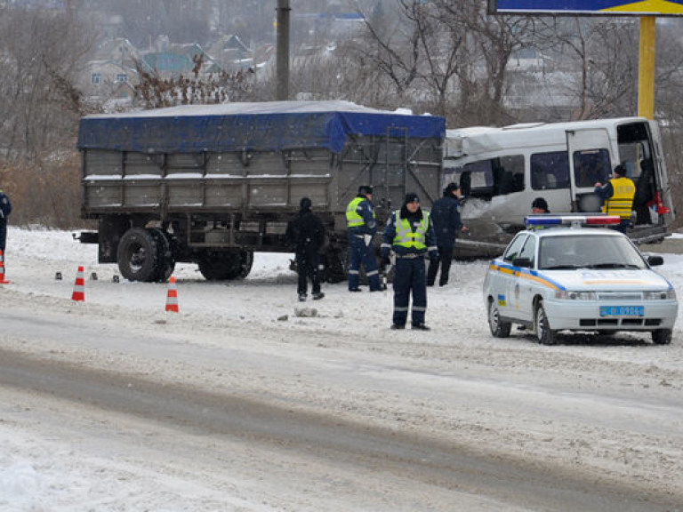 В Запорожье прицеп грузовика влетел в маршрутку: есть погибшие (ФОТО)