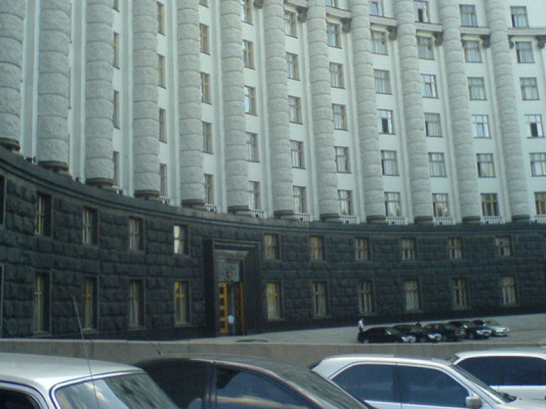 КМУ не приобретает для чиновников дорогие машины — Азаров