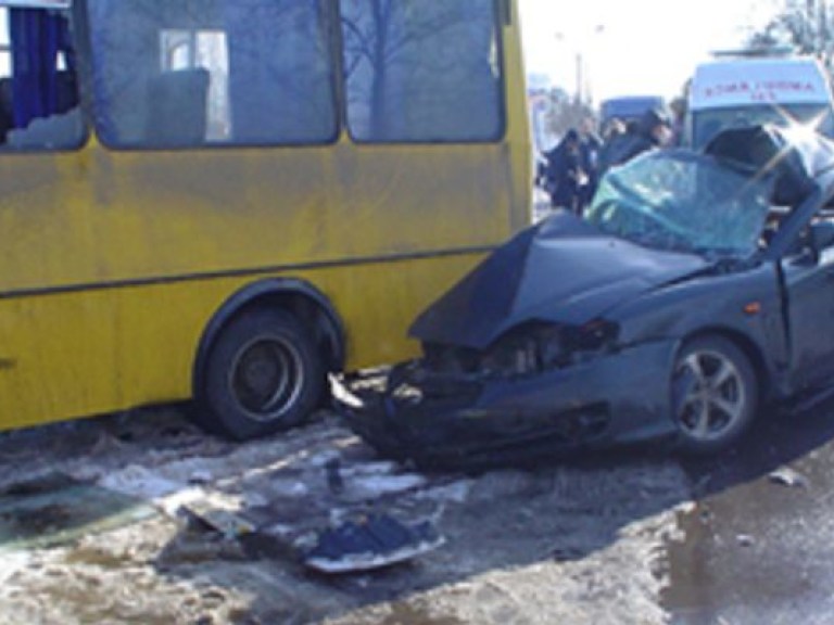 Два человека погибли в результате наезда Hyundai на маршрутку (ФОТО)