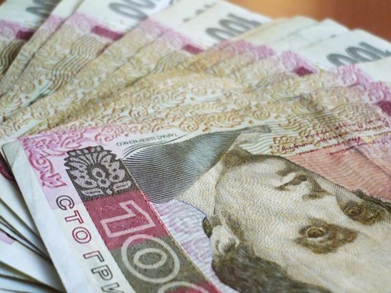 Украинцы понесли деньги в банки – эксперт