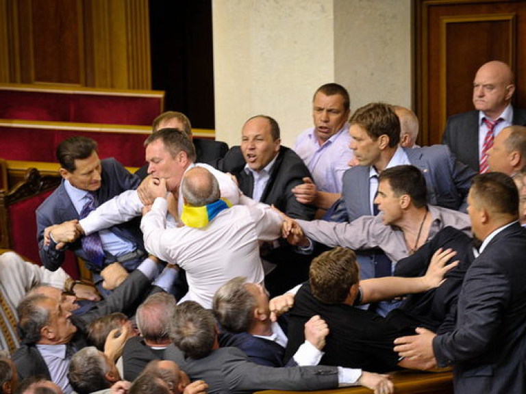 Оппозиция заблокировала президиум Верховной Рады Украины (ВИДЕО)