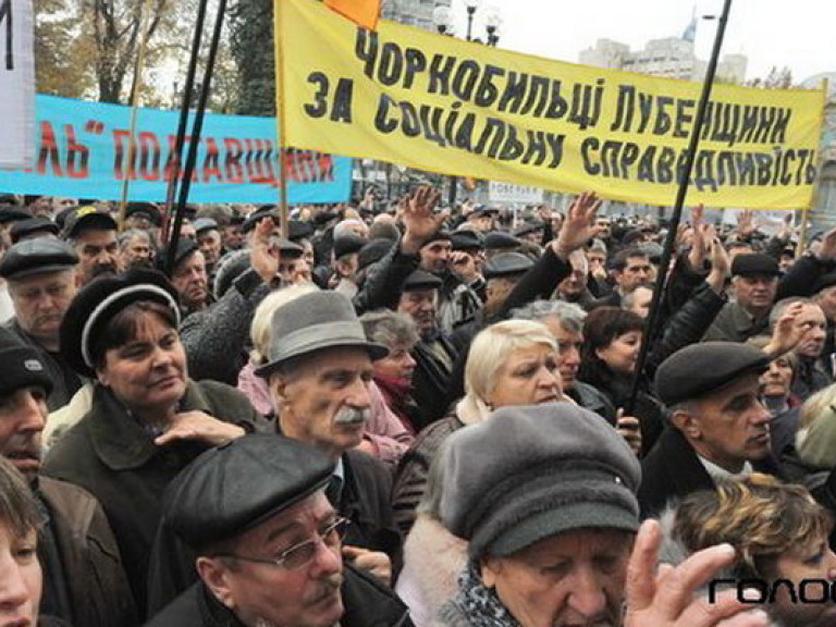 Под Верховной Радой митингуют чернобыльцы