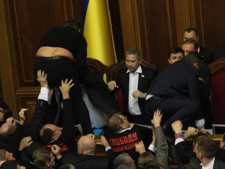 Депутаты Кличко будут ночевать возле парламентской трибуны