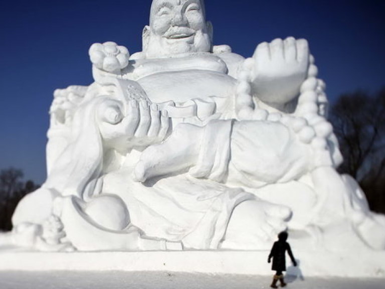 Японцы показали уникальные снежные скульптуры (ВИДЕО)
