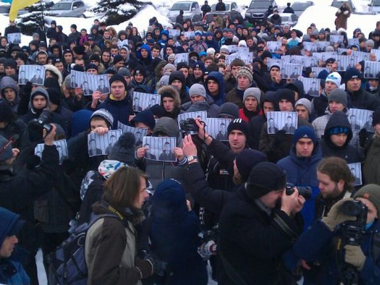 Под Апелляционным судом футбольные фанаты требуют освободить Павличенко