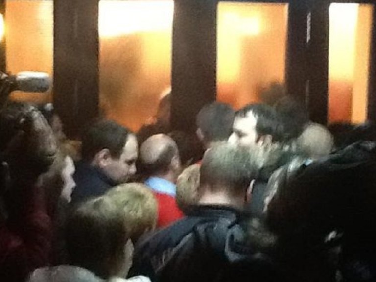 Представители «Свободы» выломали двери и ворвались в мэрию (ВИДЕО)