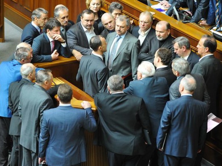 Оппозиционеры продолжают блокировать парламент
