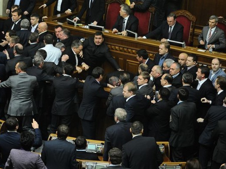 Блокируя парламент, оппозиция оттягивает решение вопроса о киевских выборах — политолог