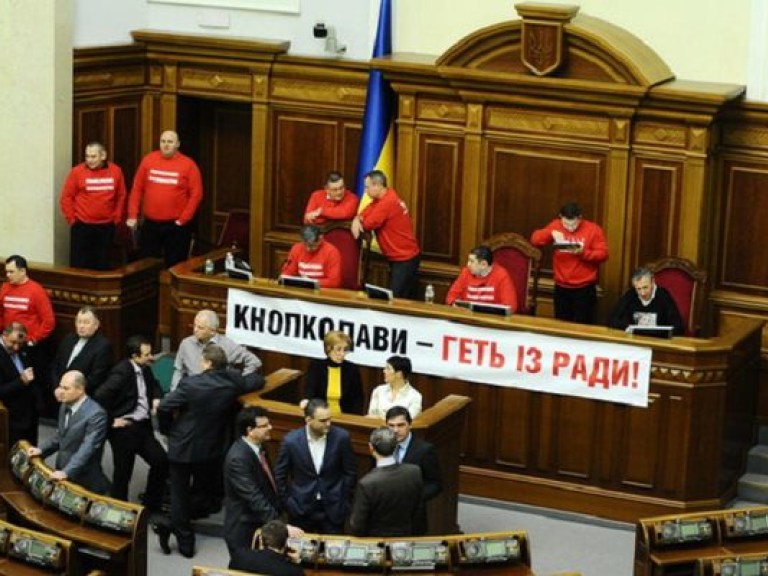 Оппозиция  продолжает блокировать парламент