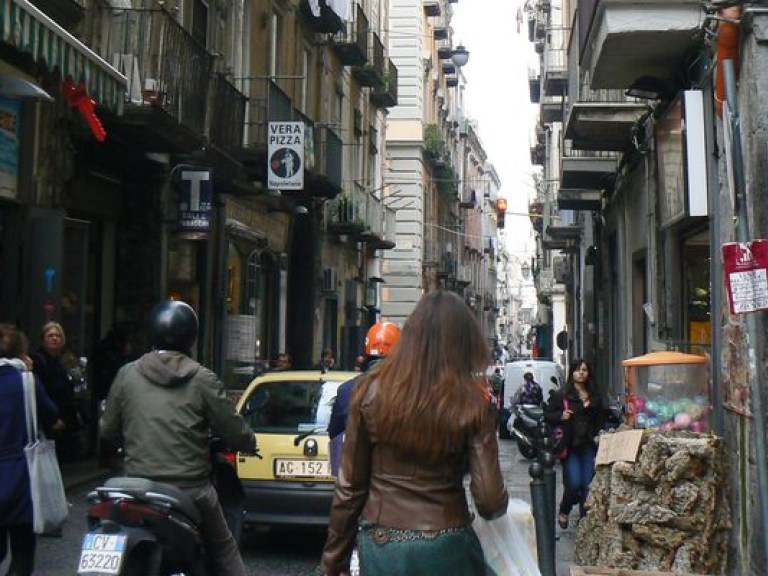 Трагикомедия разыгралась на узкой улочке Неаполя (ВИДЕО)