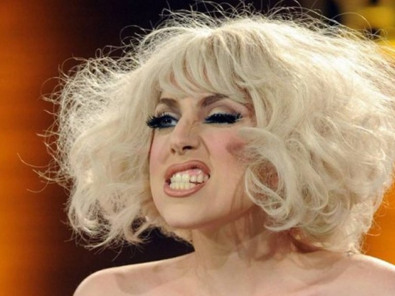 Леди Гага прикована к постели из-за своей любви к высоким каблукам (ФОТО, ВИДЕО)