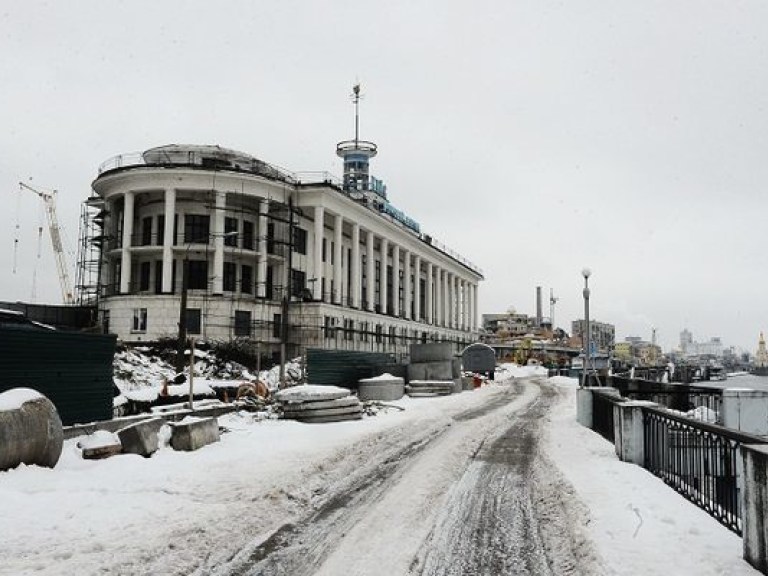 В Киеве возле Речного вокзала спилили все деревья (ФОТО)