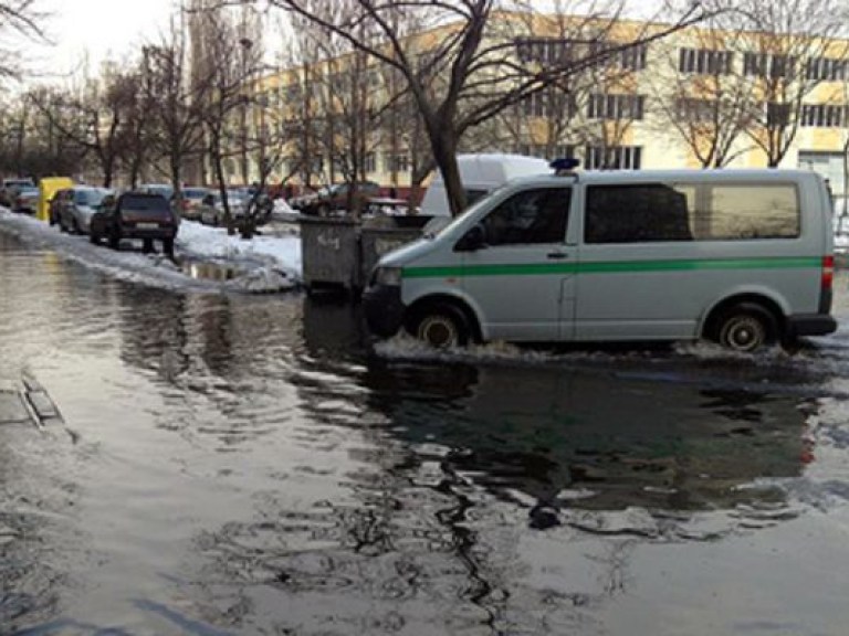 На Оболони из-за разрыва водопровода затопило улицу (ФОТО)