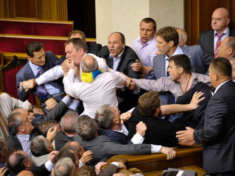 Оппозиционеры блокируют трибуну Рады не из-за кнопкодавов &#8212; политолог