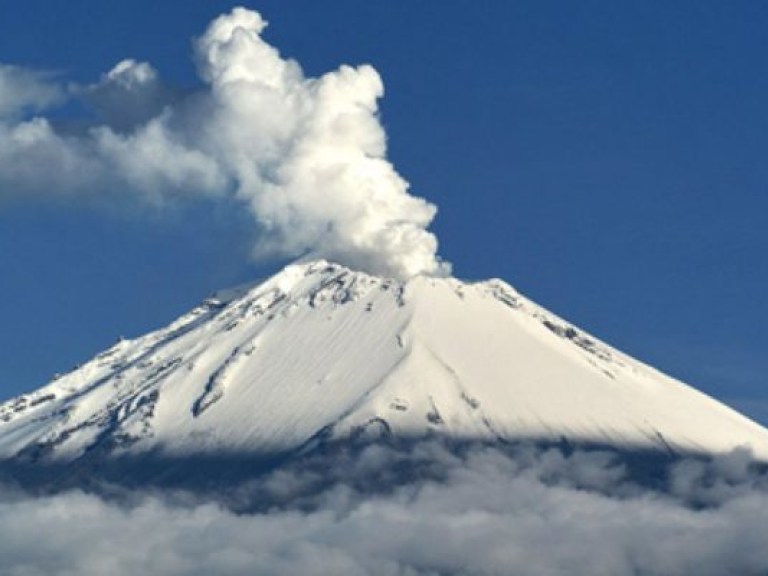 Над извергающимся мексиканским вулканом Попокатепетль засекли НЛО (ВИДЕО)