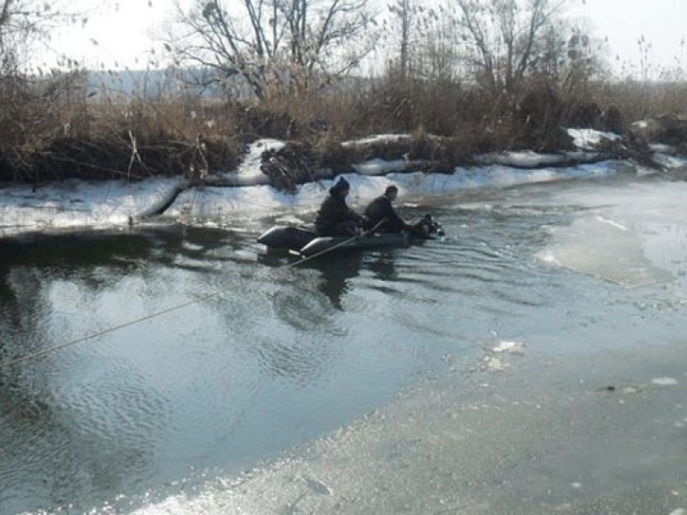 На Полтавщине спасли 40 рыбаков, которых унесло на льдине