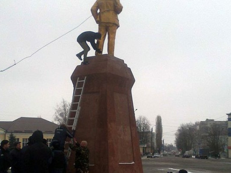«Свободовцы» пытаются сорвать открытие памятника Ленину в Ахтырке Сумской области
