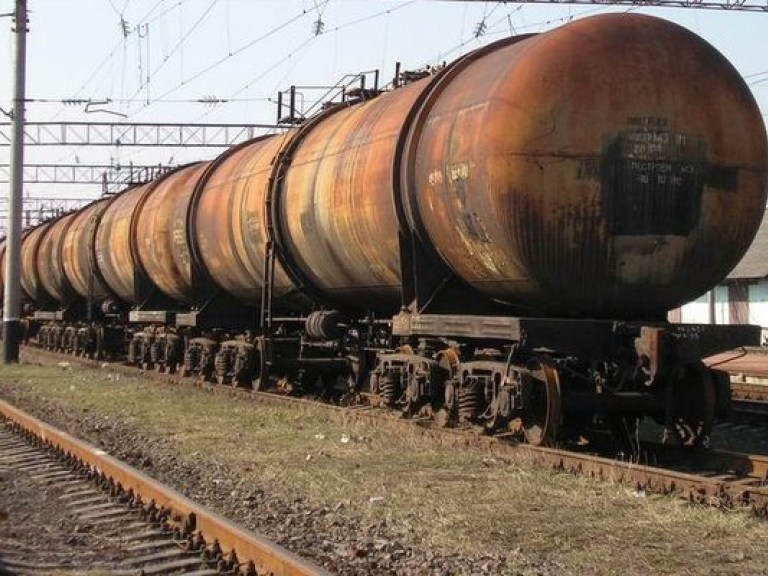 В Донецкой области с рельс сошли три цистерны с топливом