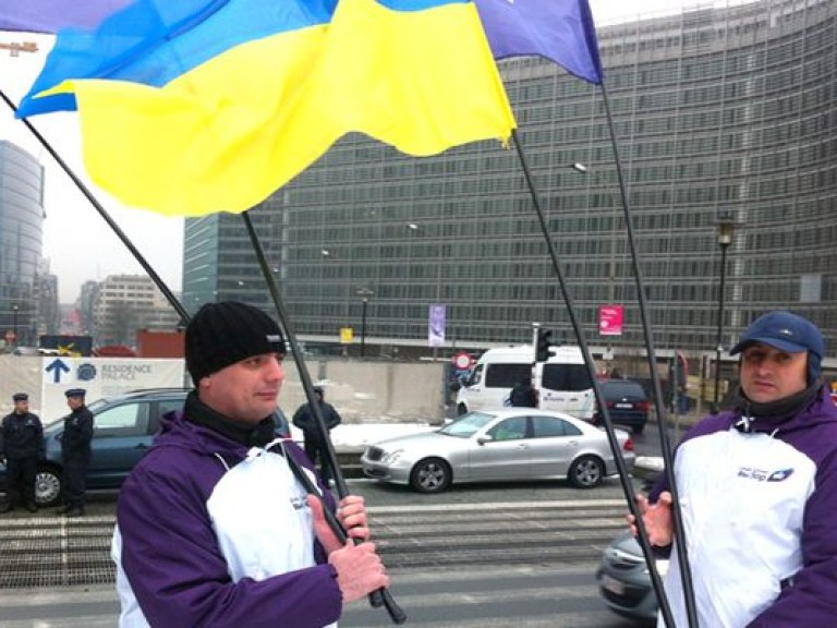 &#171;Украинский выбор&#187; пикетирует Януковича в Брюсселе