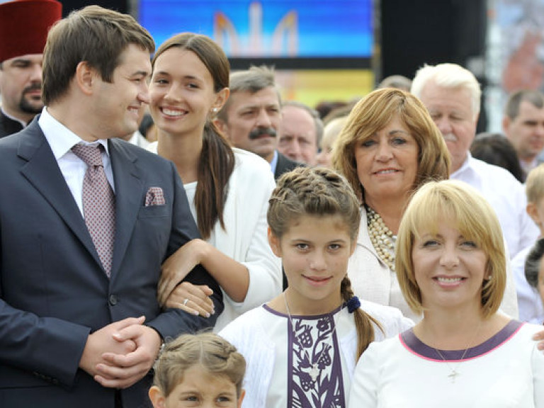 После развода Лиза Ющенко утешается шопингом, вечеринками и коктейлями (ФОТО)