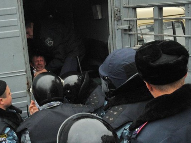 «Поздравителей» Януковича «запаковали» в автозак (ВИДЕО)