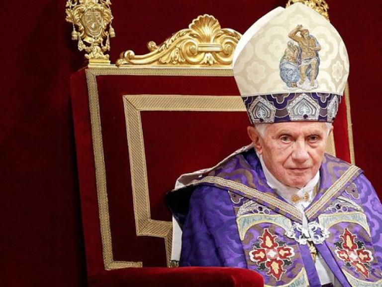 Папа Римский отрекся от престола из-за гей-скандала?