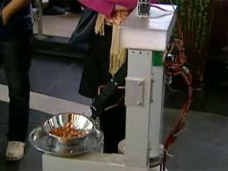 В ресторане Гуанчжоу работает официант-робот (ВИДЕО)