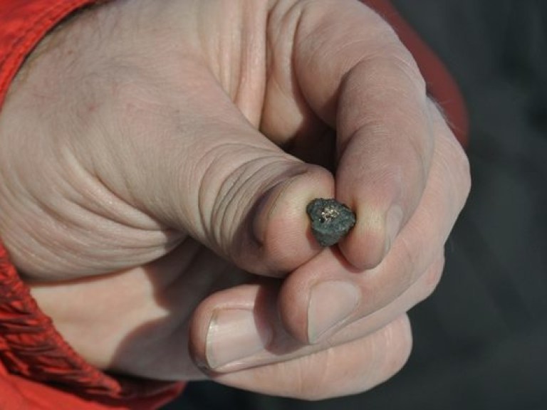 Челябинцы уже во всю торгуют осколками упавшего метеорита