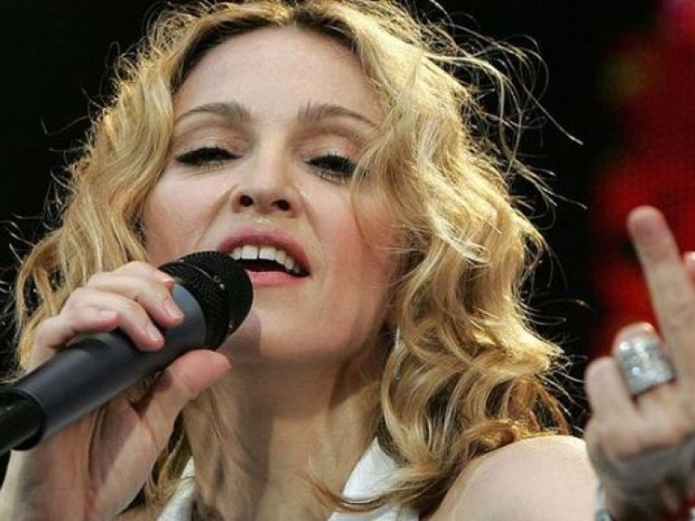 Мадонну настойчиво попросили убрать снимки «пятой точки» со своей страницы в соцсети (ФОТО)