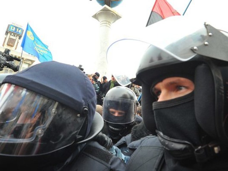 Под Украинским домом спецподразделения милиции «дежурят» в переходах