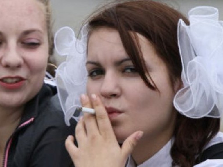 В школе №26 ученикам разрешили курить на перемене (ВИДЕО)