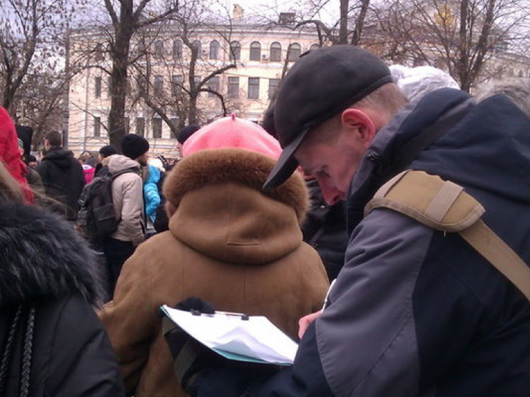 Возле Гостиного двора собирают подписи под обращением к властям (ФОТО)