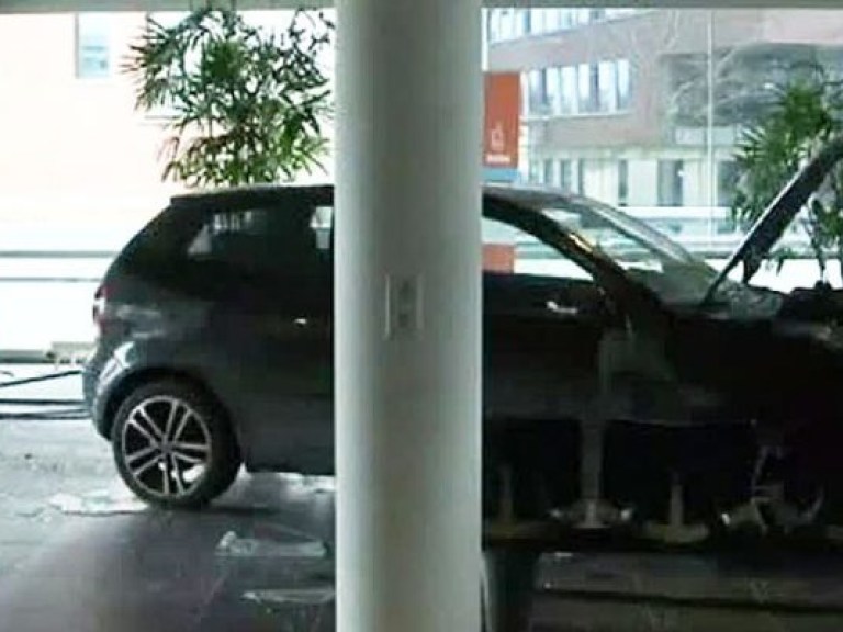 Голландец въехал в полицейский участок прямо на автомобиле (ВИДЕО)