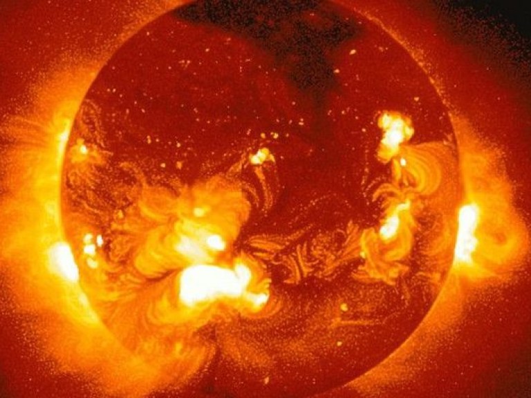NASA обнародовало красивейшие кадры «огненного дождя» на Солнце (ВИДЕО)