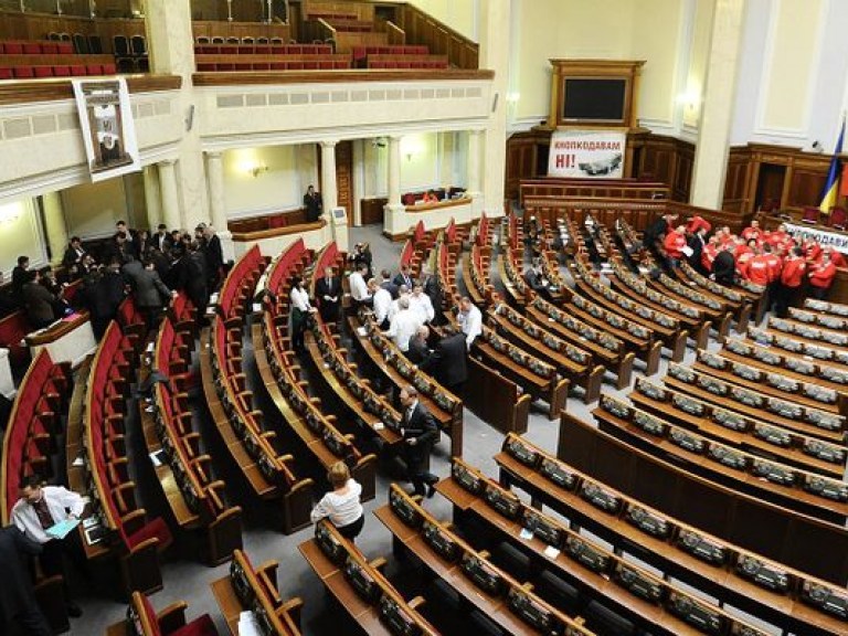 Оппозиция опять заблокировала трибуну парламента