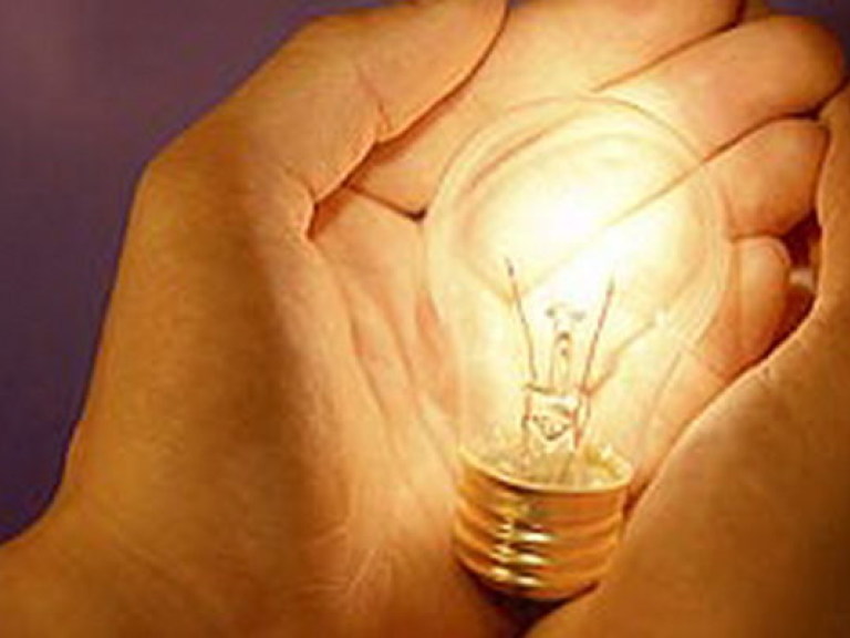 Жители Оболони уже час сидят без света