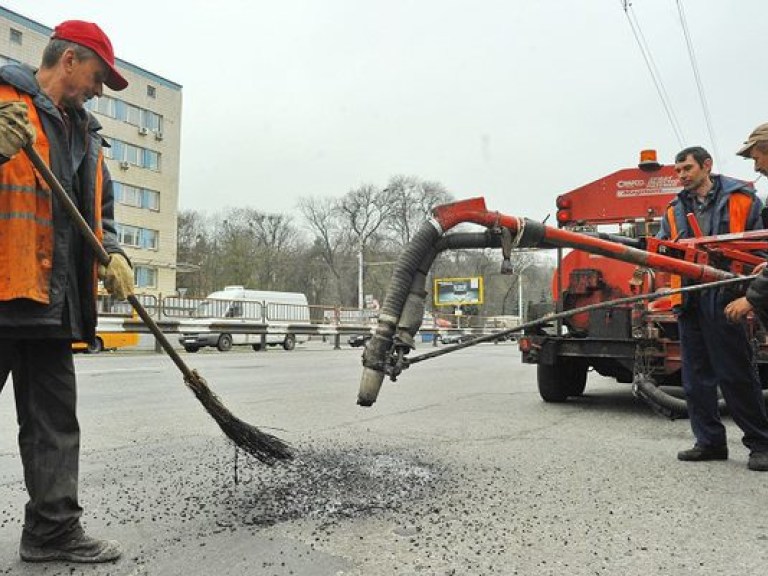 На «сэкономленные» к Евро-2012 дороги можно было построить дорогу от Донецка до Львова &#8212; эксперт
