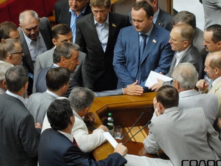 Оппозиционеры посадили в кресло спикера муляж Азарова